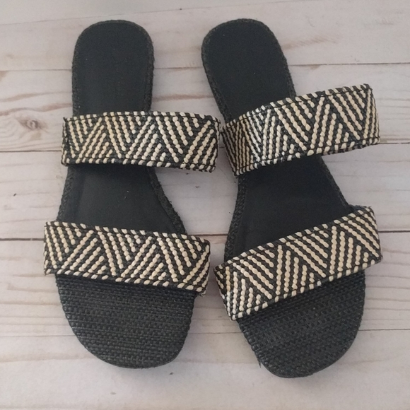 🌺🍀Perfect slippers by universal tread🍀🍀🍀 - Picture 1 of 6